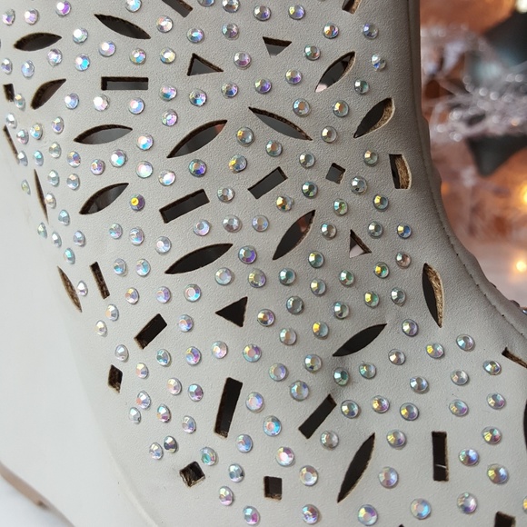 Bamboo Planform Shoes with Rhinestones - Picture 5 of 5